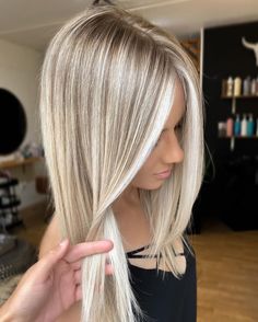 Blonde With Lowlights Underneath, Summer Blonde Hair With Lowlights, Trendy Hairstyles With Bangs, Platinový Blond, Blonde Hair Colour Shades, Ash Blond, Bright Blonde Hair, Bombshell Hair, Summer Blonde Hair