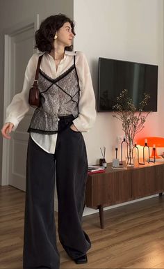 White Blouse Styling, Japanese Garden Outfit, Old Money Concert Outfit, Fashion Week Outfit Ideas Inspiration, How To Layer Clothes For Summer, Black Pants White Shirt Outfit, Japanese Business Casual, Aesthetic Street Outfits, Womens Tie Outfit