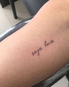 a person with a tattoo on their arm that says, segja lut