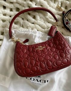 Coach Outlet Handbags, Big Accessories, My Style Bags, Luxury Bags Collection, Handbag Essentials, Girly Bags, Red Purses, Luxury Purses, Coach Outlet