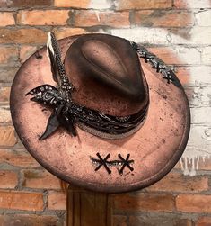 Painted, burnt and distressed! wool/polyester  One Size Fits MOST. If you do not see a style you like, shoot us a message and we will try to create your vision!! Custom Brown Fedora For Fall, Decorated Hats, Fedora Hat Outfits, Cowboy Hat Styles, Hat Burning, Custom Cowboy Hats, Hat Outfits, Hat Bar, Classy Cowgirl