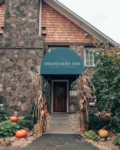 the entrance to shandaken inn with pumpkins in front