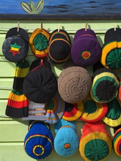 rasta hats Jamaica Culture, Rastafarian Culture, Reggae Art, Jamaican Culture, Montego Bay Jamaica, Craft Market, Estilo Hippy, Caribbean Culture, Estilo Hippie