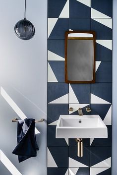 Bathroom Backsplash Ideas, White Subway Tiles, Modern Toilet, Geometric Tiles, Bathroom Backsplash, Backsplash Ideas, Bathroom Inspiration, Bathroom Wall