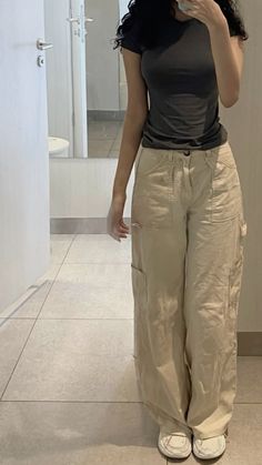 Brown Basic Top Outfit, School Tour Outfit, Beige Pant Outfits Women, College Fit Ideas, Casual College Outfits Summer, Pants Women Outfit, Basic Outfit Ideas, School Outfits For College, College Outfits Casual