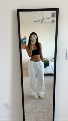 Wife Leg Sweatpants Outfit, Comfy Pj Outfits, Open Leg Sweatpants Outfit, Cute Fits With Sweatpants, Low Rise Sweatpants Outfit, Cute Outfits Sweatpants, Flared Sweatpants Outfit, Summer Sweatpants Outfit, Comfy Outfits Aesthetic