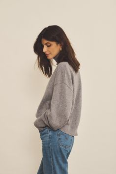 This new loose-fitting piece with puffed sleeves and a turtleneck is a wardrobe essential. Slightly cropped, this sweater goes equally well over a dress or tucked into jeans to show off your subtle waist. Black Grass, Stole Scarf, Sleeveless Cardigan, Cardigan Top, Puffed Sleeves, Shirt And Pants, Spring Collection, A Dress, Midnight Blue