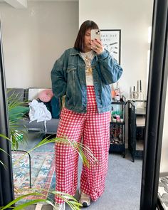 Gingham trousers Red Gingham Pants Outfit, Gingham Trousers Outfits, Gingham Pants Outfit, Gingham Trousers, Gingham Outfit, Pants Outfit Aesthetic, Capri Outfits, Gingham Pants, Trouser Outfit