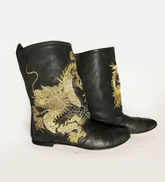 Flat boots by Giuseppe Zanotti in black leather featuring an embroidered multicolor dragon on front, Made in Italy  Condition: 2000s, very good Size: 36 Italian Black Embroidered Leather Boots, Winter Leather Boots With Embroidery, Winter Embroidered Leather Boots, Leather Calf Boots, Embroidered Dragon, Dragon Black, Womens Booties, Booties Ankle Boots, Envelope Wallet