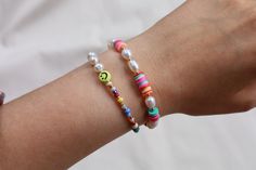 Summer vibes 😊😊😊💚💚 Bracelet Rainbow, Bracelet Pearl, Rainbow Bracelet, Pearls Necklace, Idea Gift, Bead Jewelry, Seed Bead Jewelry, Beads Necklace, Smiley Face