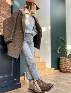 Casual Winter Outfits Tennis Shoes, Vintage Mixed With Modern Outfits, Bozeman Montana Fall Outfits, Cognac Chelsea Boots Outfit, Realistic Winter Outfits, Grandpa Chic Outfit, Hacienda Outfit, Vneck Tshirt Outfit, Hipster Fashion Women