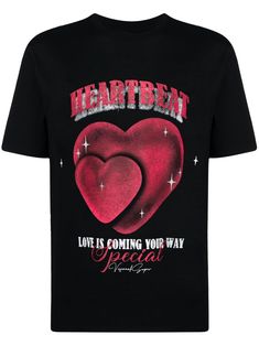 black cotton jersey texture Heartbeat print to the front logo print to the front crew neck short sleeves straight hem Graphic Tee With Heart Print And Crew Neck, Black Graphic Tee With Heart Print, Heart Graphic Crew Neck T-shirt, Casual Heart Print T-shirt For Streetwear, Black Heart Print Graphic Tee, Heart-shaped Graphic Print T-shirt For Streetwear, Black Heart-shaped Top With Graphic Print, Black Heart Print T-shirt For Spring, Cotton Heart Print T-shirt For Streetwear