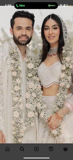 White Rose Varmala, White Rose Garland Wedding Indian, White Flower Garland Wedding, White Garland Wedding Indian, Garlands Wedding Indian Flower For Reception, Varmala Indian Weddings Rose, Flower Garland Wedding Brides, White Varmala, Varmala Designs Indian Weddings