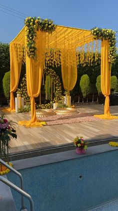 Simple Mehndi Decoration, Haldi Mehandi Decoration Ideas, Outdoor Haldi Decoration, Indian Wedding Themes Ideas, Backyard Mehndi, Shadi Mandap Decoration, Haldi Mehendi Decoration Ideas, Haldi Mandap Decoration, Bridal Stage Decoration