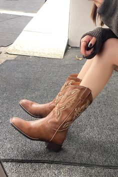 classic western cowboy boots for women, y2k aesthetic cowboy boots shoes inspiration boogzel Brown Cowboy Boots Aesthetic, Cute Boots Cowgirl, Feminine Cowboy Boots, Cowboy Boot Women, Cowboy Boots Woman, Shoe Inspo Boots, Cute Western Boots, Cowgirl Outfits Boots, Ariat Boots Women's Outfit