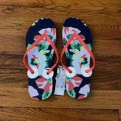 Size 10 Floral Design. Floral Flip Flops, Gap Shoes, Gap Logo, Pink Slippers, Gap Women, Winter Slippers, Fuzzy Slippers, Slides Women, Slippers Cozy