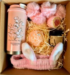 A perfect gift box for her including a mug, two scented candles, a key chain, a bath bomb and a spa headband. Gift Box For Her, Cute Mothers Day Gifts, Gift Boxes For Women, Spa Headband, Bath Bomb, Lily Of The Valley, Gift Boxes, Paper Gifts, Key Chain