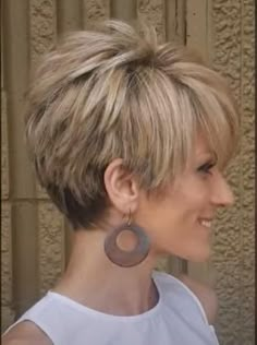 Najlepsze fryzury dla kobiet po 60-tce na 2023 Choppy Hair, Short Choppy Hair, Short Layered Haircuts, Mom Hairstyles, Haircut And Color, Short Pixie Haircuts, Short Hair Haircuts, Short Hair With Layers, Short Hair Styles Pixie