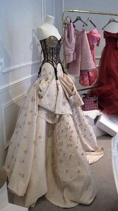 Look Gatsby, Fashion Dream Job, Runway Fashion Couture, Fashion 90s, Mode Inspo, Mode Inspiration, Fancy Dresses, A Dress, Couture Fashion