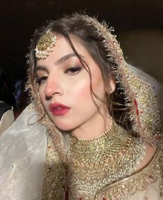 Dananeer Hairstyle, Nikah Hairstyles Pakistani, Nikah Makeup Look, Nikkah Makeup Looks, Makeup For White Dress, Nikah Makeup, Desi Bridal Makeup, Pakistani Bridal Makeup Hairstyles, Pakistani Makeup Looks