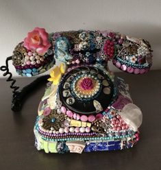 Bohemian Crafts, Dish Art, Old Jewelry Crafts, Call Me Maybe, Junk Jewelry, Petri Dish, Vintage Phones, Fancy Nancy, Mosaic Ideas