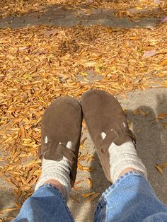 Birkenstock Boston Suede Mocha Outfit, Boston Clogs Aesthetic, Berkinstocks Shoes, Mocha Boston Birkenstock, Brown Birkenstock Clogs Outfit, Fall Shoes 2023, Clogs Aesthetic, Birks Clogs, Birk Clogs