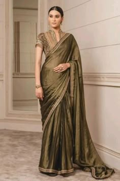 Green Floral Blouse, Tissue Saree, Border Saree, Saree Designs Party Wear, Saree Blouse Designs Latest, Silk Saree Blouse, Embroidered Border, Saree Trends