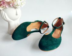 "❣ PRODUCT DESCRIPTION Step back in time with these green ballerinas and make every stride a statement of timeless elegance. Embrace the allure of yesteryear with a design that flairs vintage sophistication.  The rich, deep green hue adds a touch of opulence to your ensemble. Enjoy all-day comfort with a round, closed-toe design that balances style and practicality.  The T-strap detailing brings a timeless charm, adding a hint of romance to your look.  Ensure a secure fit and effortless style with the ankle closure, perfect for on-the-go fashionistas. Whether you're strolling through the city streets or stepping into a semi-formal event, these low-heeled shoes offer the perfect blend of comfort and style.  Pair them with your favorite dress for a chic, feminine look, or dress up your offic Green Round Toe Ballet Flats, Spring Green Ballet Flats With Round Toe, Green Ballet Flats With Flat Heel, Green Ballerina, Shoes Elegant, T Strap Flats, Ballerina Pumps, Green Suede, Ballet Flat Shoes