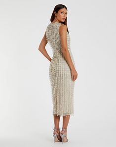 Una versión coqueta del tubo pulido, este llamativo vestido midi está adornado con flecos de cuentas facetadas. Este deslumbrante vestido es una forma innovadora y elegante de lucir brillo, cortado en una forma elegante y ajustada y estampado con cuadros de lentejuelas rellenos de cuentas nacaradas. Llévalo para bodas, eventos de trabajo o cócteles.



 Mac Duggal

 Tejido de pedrería (100% poliéster)

 Totalmente forrado

 Escote alto

 Sin mangas

 Detalle de cuentas en la cintura

 Abertura Beaded Fabric, Dazzling Dress, Bead Fringe, Cocktail Dress Wedding, Cocktail Parties, Midi Cocktail Dress, Midi Sheath Dress, Black Sheath Dress, Mac Duggal