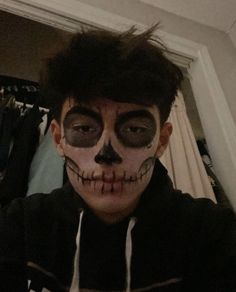 Guys Skeleton Makeup, Guy Halloween Makeup Men Easy, Skull Make Up Male, Skeleton Face Makeup Man, Male Customes Halloween Ideas, Male Skull Makeup Easy, Skull Face Halloween Makeup, Boy Skull Makeup, Half Skeleton Makeup Men