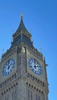 the big ben clock tower towering over the city of london on a clear blue day