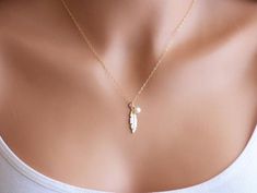 Gold Feather Necklace, Necklaces Dainty, Floating Diamond Necklace, Necklace Everyday, Poses Women, Ankle Jewelry, Long Pearl Necklaces, Feather Necklace