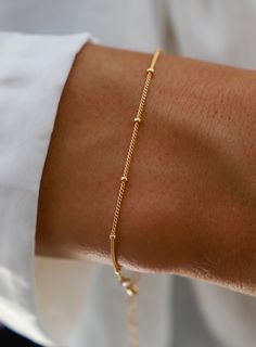 Petite ball chain bracelet 14kt gold filled chain/ Sterling silver Measures: 6.5"-7.5" adjustable SKU: B1062 Gold Minimal Bracelet, Ball Bracelet Gold, Minimalist Bracelet Gold, Ball Jewellery, Ball Chain Bracelet, Ball And Chain, Golden Bracelet, Gold Bracelet Simple, Bracelets Gold