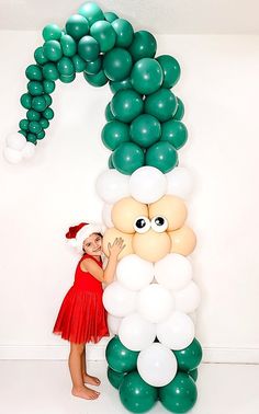 Gift Christmas - Regalos de NAVIDAD Christmas Balloon Garland Ideas, Christmas Balloon Columns, Christmas Balloon Ideas, Santa Balloon, Balloon Decorations Without Helium, Balloon Decorations Diy Tutorials