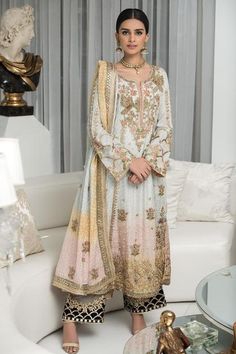 Heavy Suits, Pakistani Party Wear Dresses, Pakistani Party Wear, Party Frocks, Pakistani Wedding Outfits, Pakistani Fashion Party Wear, Desi Clothes, Pakistani Bridal Dresses, Desi Girl