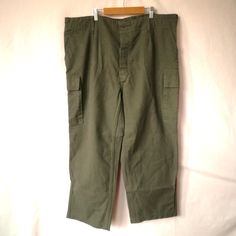 - Vintage military cargo pants in a cool green khaki colour, most probably from the 70s or 80s - From the Bekleidungswerk 5471 - Side pockets, cargo pockets (with one inside pocket), back pocket - air vents at the crotch - Great faded cotton fabric, sturdy and heavy quality Vintage condition with signs of wear: fabric is showing signs of wear, but no stains or holes. Please see pictures Size: Tag says 18.5/53 Please check measurements below and compare to a garment that fits well: Waistband circ Green Military Bottoms With Cargo Pockets, Green Military Parachute Pants With Pockets, Green Military Cargo Pants With Hip Pockets, Vintage Cargo Pants, Vintage Military Pants, Military Cargo Pants, Khaki Military Cargo Pants For Outdoor, Khaki Colour, Army Pants