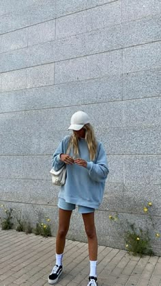 Summer Jeans And Heels Outfit, Daily Comfy Outfits, Dressed Up Athleisure, Summer Athleisure Outfits 2024, Colorful Casual Outfits, Outfits 00s Style, Summer Athleisure Outfits, Summer Street Styles, Lake Outfit