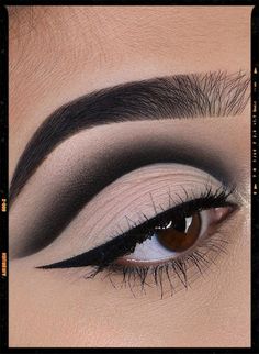 Eye Makeup - Makeup Looks Inspiration Heavy Makeup Look Eyeshadows, Cut Crease Smokey Eye, Eyeshadow Looks Cut Crease, Smokey Cut Crease Eye Makeup, Make Cute Crease, Black Cut Crease Makeup, Cutcrease Eyemakeup, Natural Cut Crease Makeup, Colorful Cut Crease