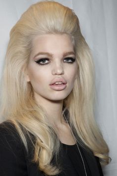 daphne groeneveld - backstage at dsquared Indie Sleaze Hair, Stars Hairstyles, Sculpted Hair, Vs Secret, Euro Trash, Daphne Groeneveld, High Fashion Hair, Huge Hair, Runway Hair