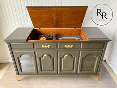 an old fashioned record player in a chest