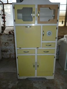 an old yellow and white refrigerator freezer in a room with no one around it