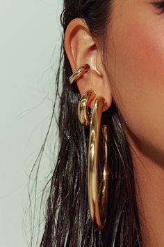 Our perfect oversized hoops fit just right. Crafted in Brazil, our 18k Gold essentials are the perfect everyday statement. Let the jaw-grazing length shine solo or stack with smaller versions. Jewelry Collection Handcrafted in Brazil 18K Gold Filled Thickness: 6mm Diameter: 3.5" Weight: 1.21 oz Waterproof Hypoallergenic Gold Hoops Aesthetic, Gold Hoop Earrings Outfit, Afro Jewelry, Ear Stacks, Large Gold Earrings, Chunky Gold Jewelry, Street Style Jewelry, Chunky Gold Hoop Earrings, Barn Dance