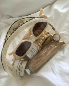 Instagram Baddie, Living In London, Cream Aesthetic, Beige Outfit, نظارات شمسية, Classy Aesthetic, Trik Fotografi, Foto Ideas Instagram, Beige Aesthetic