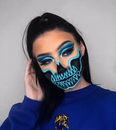 50 Halloween makeup ideas you will love | Art and Design Halloween Bricolage, Halloween Maquillage, Halloween Makeup Clown, Maquillage Yeux Cut Crease, Halloween Make-up Looks, Holloween Makeup, Halloween Makeup Diy