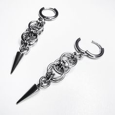 Celtic silver-colored chainmail earrings with spikes. They are 5 cm / 2 in long and 1.1 cm / 0.4 in wide at the ring. These are made of stainless steel which means they won't tarnish or darken with time, and they won't rust if they come in contact with the skin or with water either. It is an hypoallergenic material as well. All of my jewellery is handmade by me in France, and I ship internationally with a tracking number. Chainmaille Jewelry Patterns, Chainmail Earrings, Chainmaille Tutorial, Chainmail Jewelry, Chain Maille Jewelry, Magical Jewelry, Chain Mail, Jewelry Inspo, Jewelry Patterns