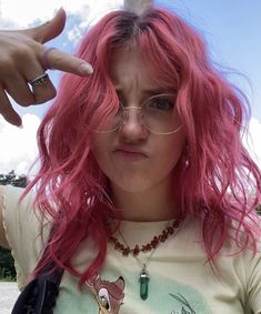 Light Pink Hair Brown Roots, Grown Out Colored Hair, Pink Hair Dye Ideas Brunettes, Curly Pink Hair Aesthetic, Shoulder Length Hair Color Ideas Fun, Hair Color Ideas Summer 2024, Grown Out Dyed Hair, Girl With Pink Hair Aesthetic, Grown Out Pink Hair