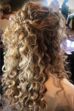 Curly Natural Curls, Nails Lips, Curly Haircut, Curly Wedding Hair, Hairstyles Updo, Beautiful Curls, Penteado Cabelo Curto, Beauty School, Half Up Hair