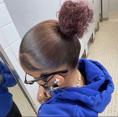 Mid Bun Black Women, Slick Back Bun Natural Hair Black Women, Mid Bun Hairstyles For Black Women, Slick Back Bun Natural, Really Curly Hair, Natural Hair Bun Styles, Sleek Ponytail Hairstyles, Curly Hair Videos, Quick Natural Hair Styles