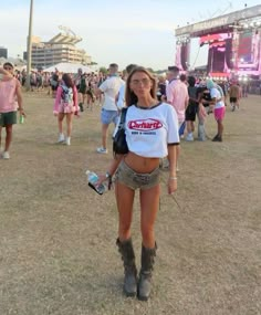 Coachella Inspo Festival Outfits, Coachella 2025 Outfits, Festival Cowgirl Outfit, Casual Coachella Outfits, Coachella 2024 Outfits, Comfy Festival Outfit, Reading Festival Outfits, Traje Cowgirl