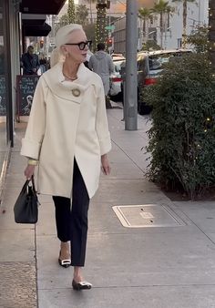 Bibi Fashion, Old Women Fashion, Fashion Over 60, Fashion Over Fifty, Advanced Style, Neutral Outfit, Tres Chic, Style Mistakes, 50s Fashion